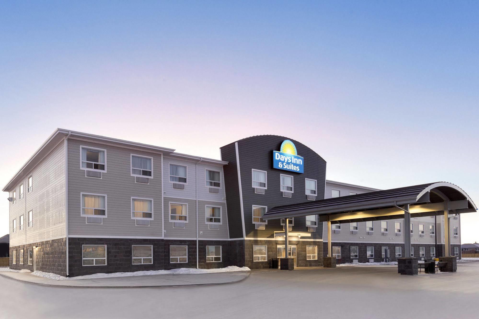 Days Inn & Suites By Wyndham Warman Exterior photo